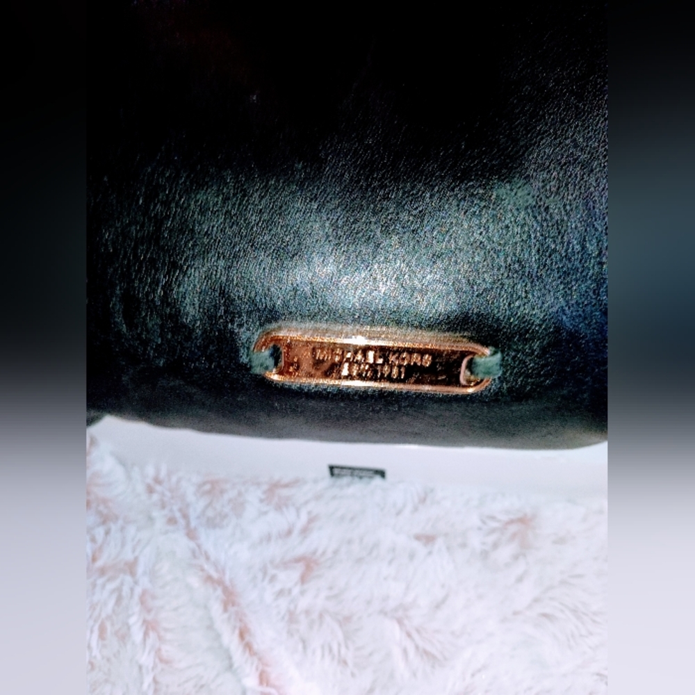 Michael Kors black w/gold hobo Bag Pre-Loved - Picture 2 of 9